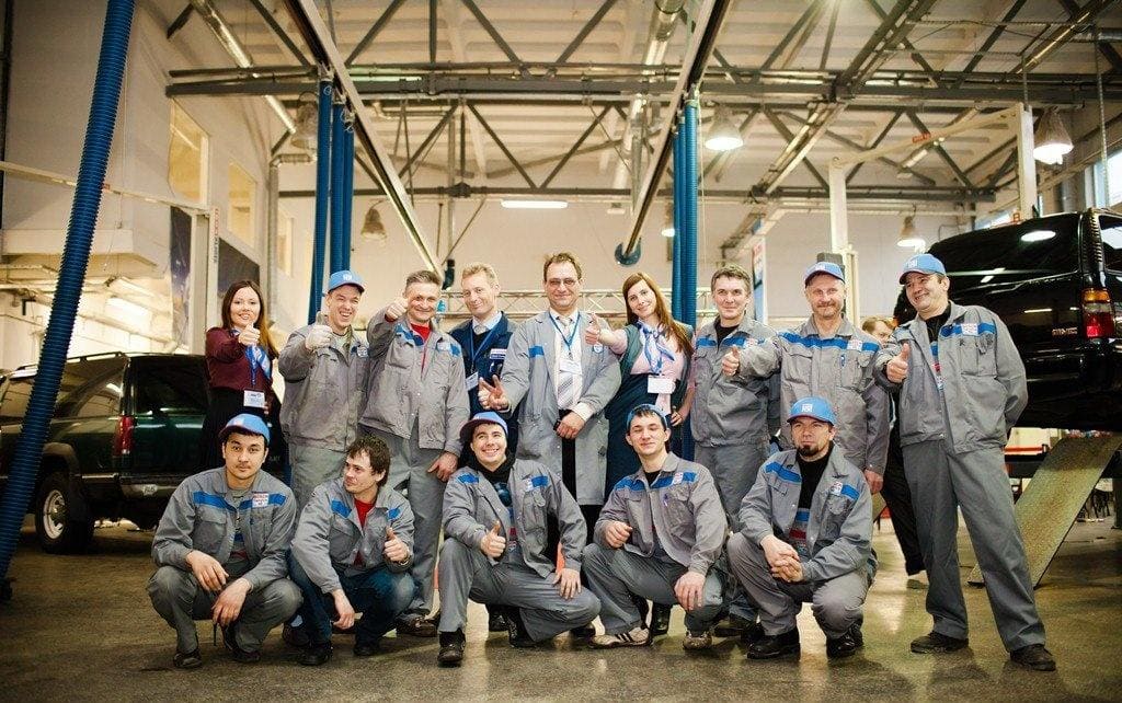 Механік працює над автомобілем
